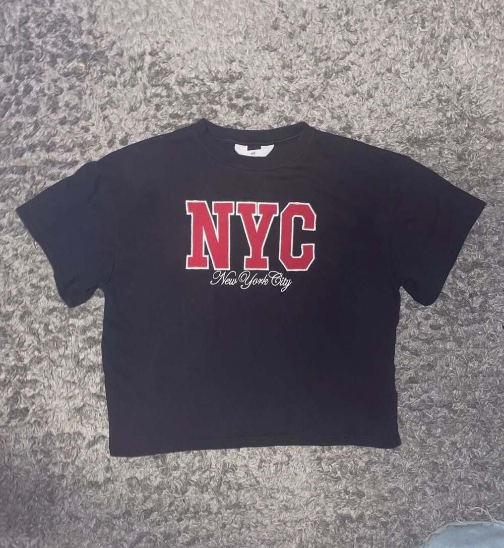 H&M NYC New York City Graphic Cropped T-Shirt Black